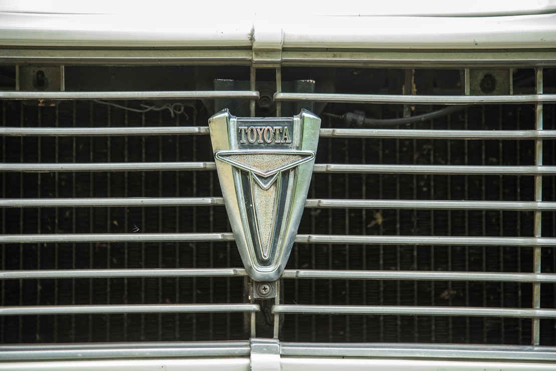 Toyota-Hilux-camper-exterieur-logo-grille